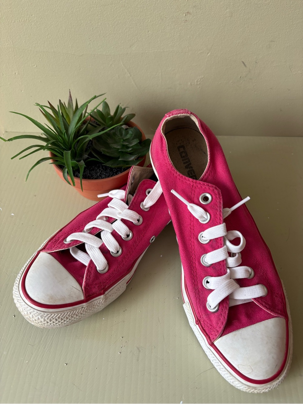 Converse Pink Low Top Sneakers kids size 5.5